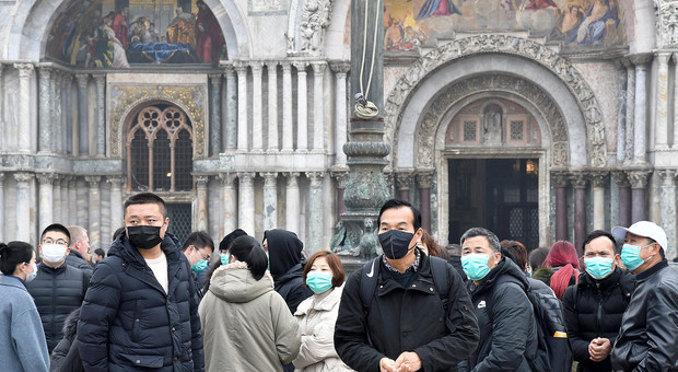 Turisti con le mascherine in piazza San Marco