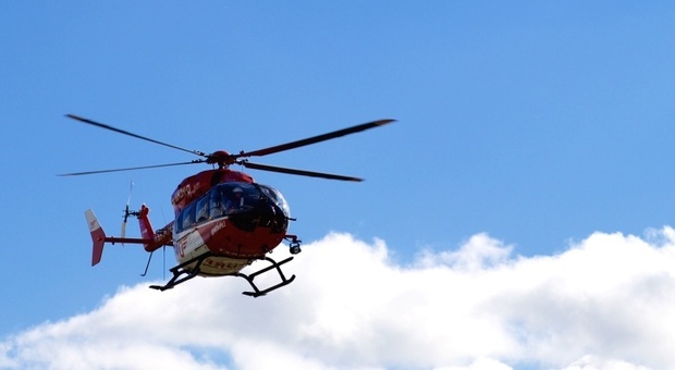 Elicottero si schianta sulle Alpi, cinque morti: gravissimo il pilota, unico sopravvissuto