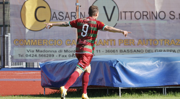 Lorenzo Benedetti (Union Feltre) esulta dopo un gol
