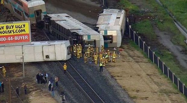 Treno dei pendolari travolge due tir a 130 all'ora e deraglia: almeno un morto, 30 feriti