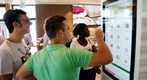 Aperto il nuovo McDonald’s: si ordina con un iPad gigante