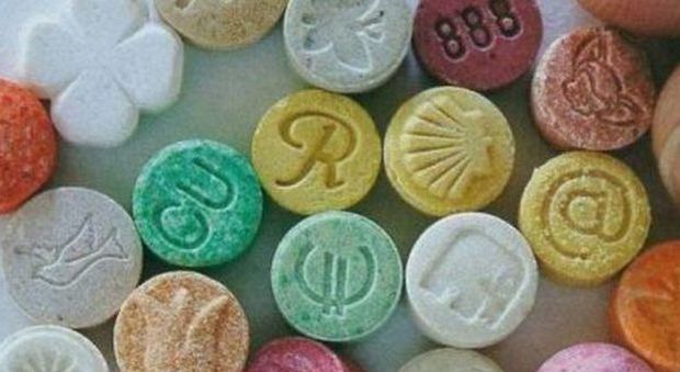 Ritorna dall’estero con 100 pastiglie di ecstasy: arrestato 23enne serbo