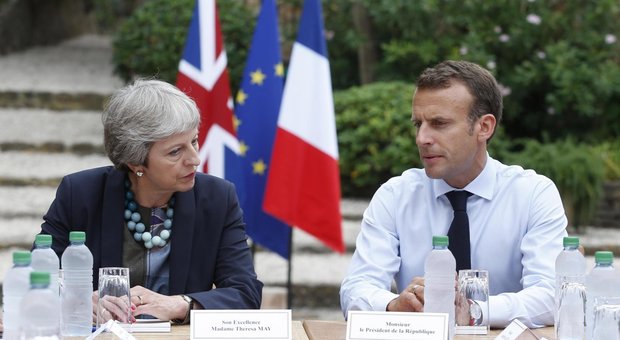Macron tratta da solo: faccia a faccia con May sulle regole della Brexit