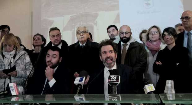 Lecce, il sindaco si dimette e anticipa il centrodestra pronto a firmare per la sfiducia. Elezioni a maggio