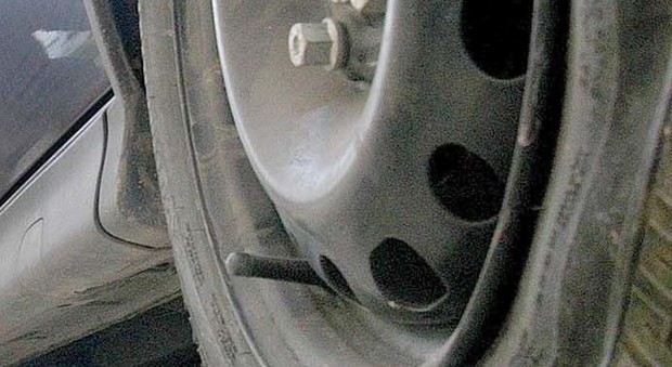 Atto intimidatorio contro presidente del consiglio comunale: bucate ruote della sua auto
