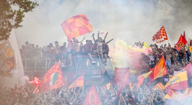 i festeggiamenti per la vittoria della Roma in Conference League