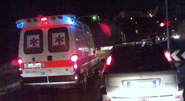 Alterato dall'alcol, arriva l'ambulanza lui fugge in auto e si schianta: 9 feriti
