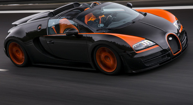 Una Bugatti in piena velocità, una delle supercar più ambite del mondo