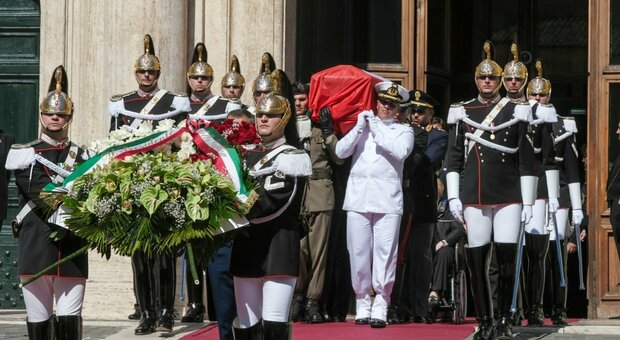 Napolitano, funerali. Gianni Letta: «Con Berlusconi si chiariranno lassù». Il figlio Giulio: «Il Papa ci ha emozionato»