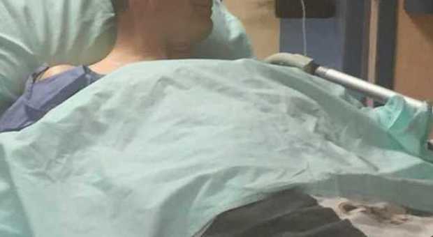 Lamberto Sposini posta una foto su Instagram dall'ospedale: "Si va in sala operatoria"