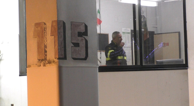 Napoli, vigili del fuoco sfrattati dalla caserma di Fuorigrotta: «Aspettiamo risposte»