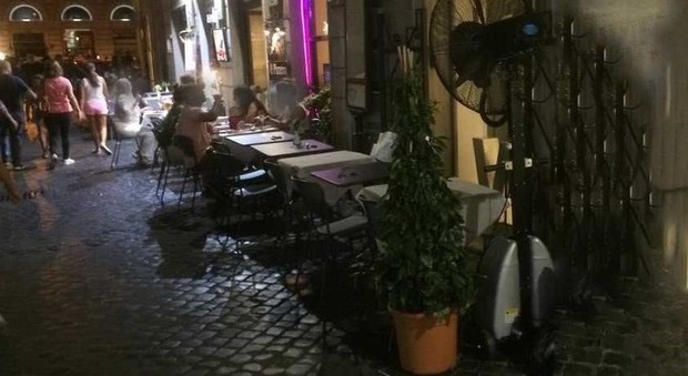 Roma, tavolino selvaggio e alcol illegale: blitz nei locali intorno a Fontana di Trevi