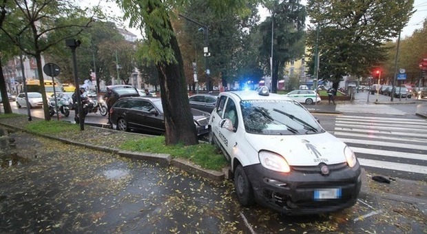 Vigilante investe e uccide un motociclista a Milano, risale in auto e si spara alla testa