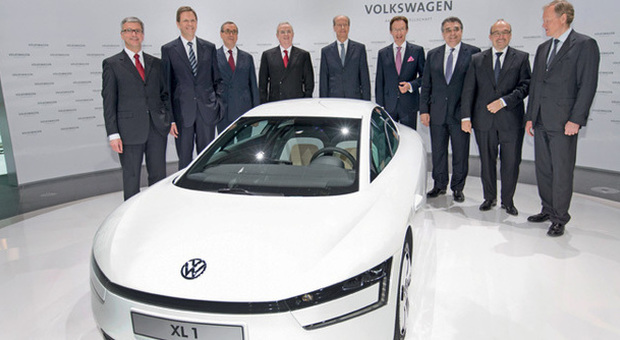 Il board del Volkswagen Group a Wolfsburg con la nuova XL1, l'auto da 1 litro per 100 chilometri