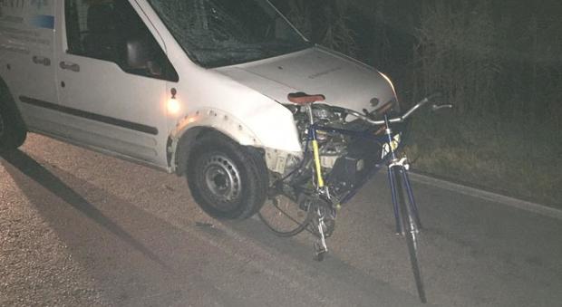 Furgone travolge ciclista: sbalzato sul parabrezza, resta ucciso