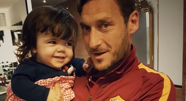 Roma, Francesco Totti incontra la piccola Ginevra affetta da acondroplasia