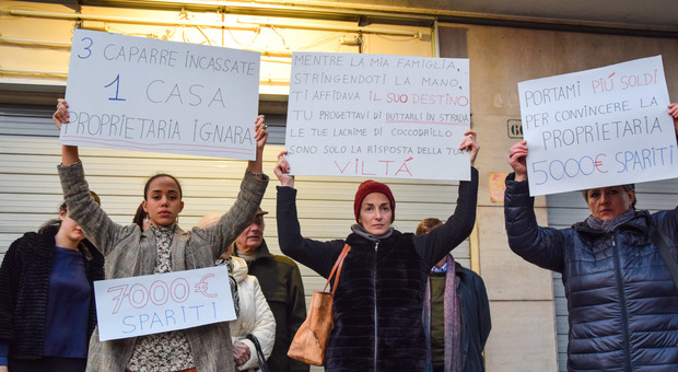 La protesta dei clienti dell’agenzia immobiliare sulla Castellana, a Zelarino, davanti alla sede dell’agenzia