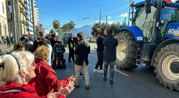 La protesta dei trattori in via Marina