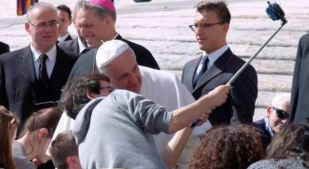 Nemmeno Papa Francesco resiste alla tentazione dell'autoscatto. E spunta il “selfie stick”