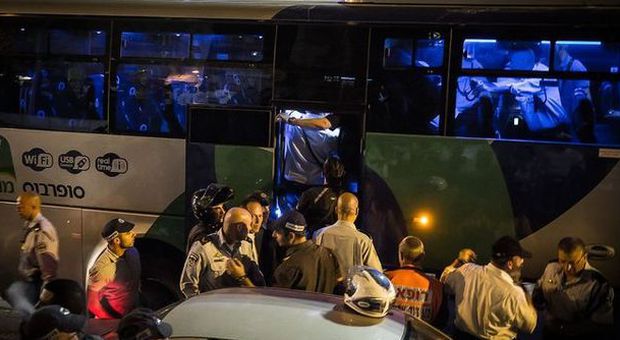 Israele, tre morti in attentati: uccisi i due aggressori. Assaltato un bus a Gerusalemme