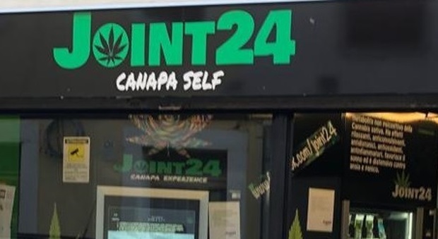 Cannabis legale, nel cuore del centro apre il self-service aperto 24 ore su 24