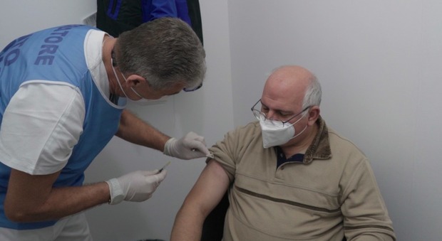 Napoli, il professore Ascierto tra i primi al Cotugno per la vaccinazione anti-Covid