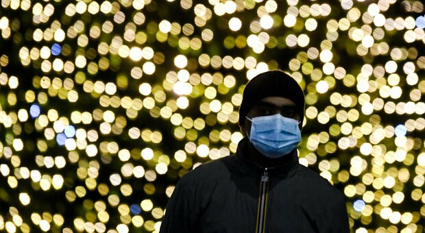 Roma, comitato sicurezza: «Valutare mascherine all'aperto se c'è folla» Da Milano a Bologna l'obbligo «salva-Natale»