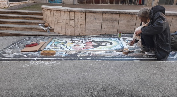 La storia di Giorgio, il madonnaro della città: da anni abbellisce il marciapiede davanti al Moderno con i suoi affreschi sacri