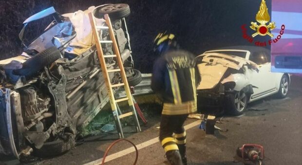 Incidente a Treviso, scontro tra due auto sulla provinciale 41: morta una ragazza 19enne, 4 feriti