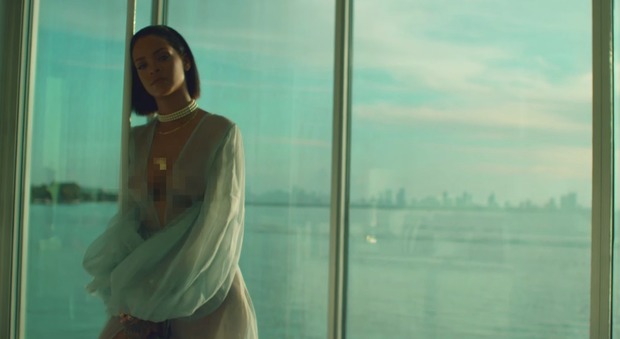 Rihanna mezza nuda nel nuovo video: tanga e vestaglia trasparente super sexy
