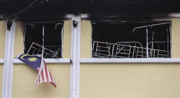 Presi in giro di compagni, danno fuoco alla scuola: 24 studenti morti nell'incendio