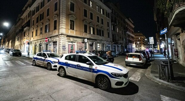 Roma, folla a San Lorenzo: la polizia chiude piazza Immacolata per evitare assembramenti