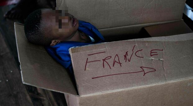 Migranti, il doppio volto di Parigi: solidali, non a casa loro
