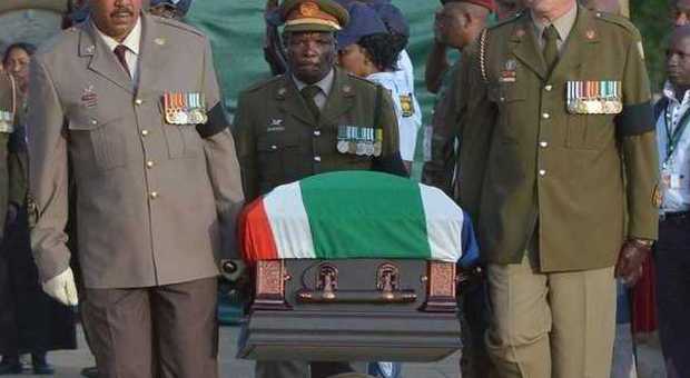 L'addio a Mandela, l'ultimo viaggio verso Qunu Domani i funerali: il suo villaggio attende Madiba