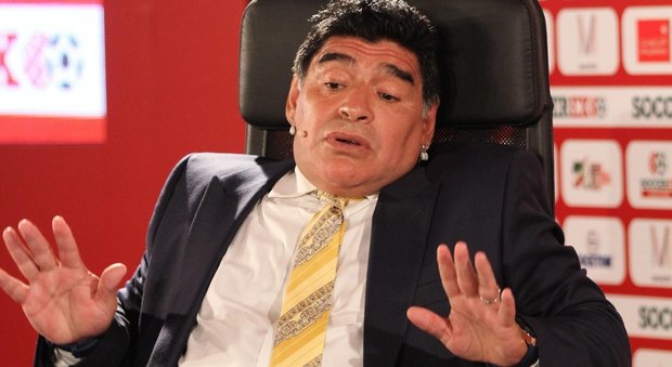 Maradona: «Dani Alves è un idiota che non azzecca un cross»