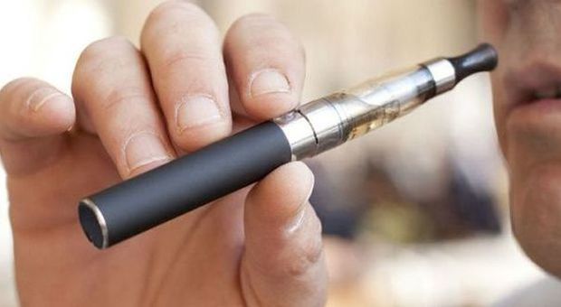 Esplode la sigaretta elettronica in tasca, uomo rischia di perdere i genitali