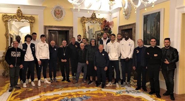 La delegazione del Basket Scauri in episcopio a Gaeta