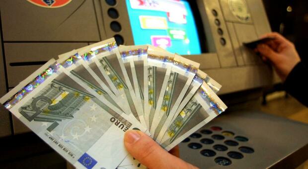 Truffa al bancomat (con il giornale), primario raggirato: in due gli sfilano 1.700 euro