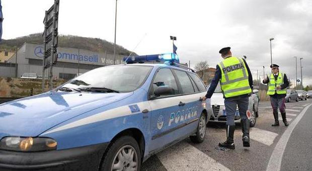 Salerno. Derubano francesi in autostrada con la tecnica della gomma forata, arrestati due ladri napoletani
