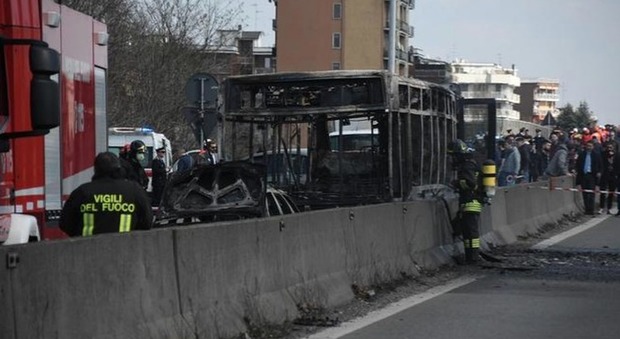 Bus dirottato a Milano, il procuratore: «Così i carabinieri hanno salvato tutti. Un'azione da film»