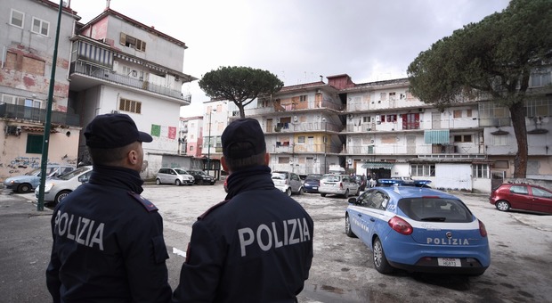 Napoli, pusher sorpreso in strada e arrestato: aveva 90 grammi di cocaina e un coltello