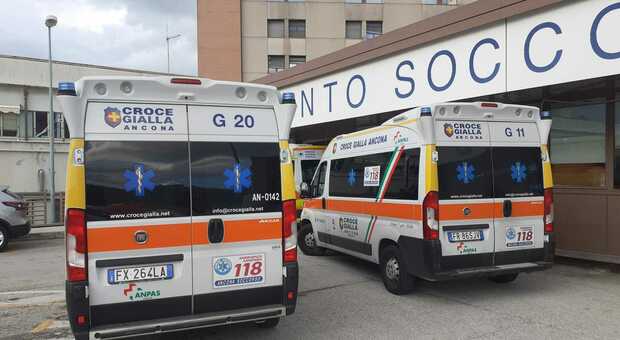 Le ambulanze della Croce Gialla di Ancona al pronto soccorso dell'ospedale regionale di Torrette