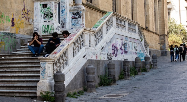 Napoli, Santa Chiara sfregiata: scritte e muri deturpati