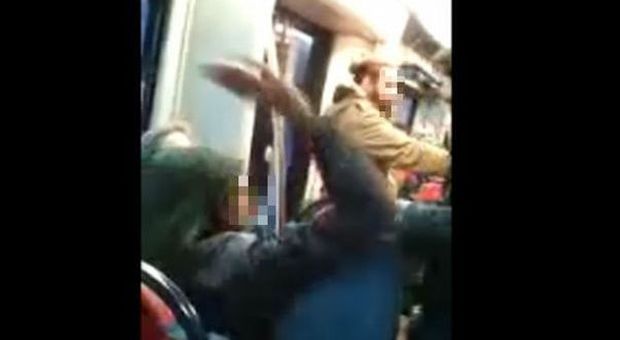 Donna senza biglietto aggredisce capotreno e insulta gli altri passeggeri| Video