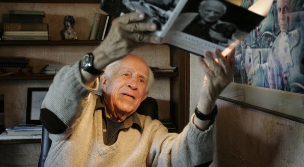 Muore David Douglas Duncan, leggendario fotoreporter di guerra amico di Picasso: aveva 102 anni