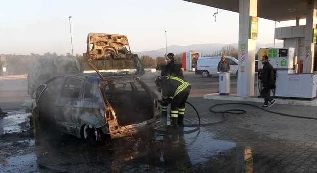Auto in fiamme nella stazione di servizio, paura a Lanuvio