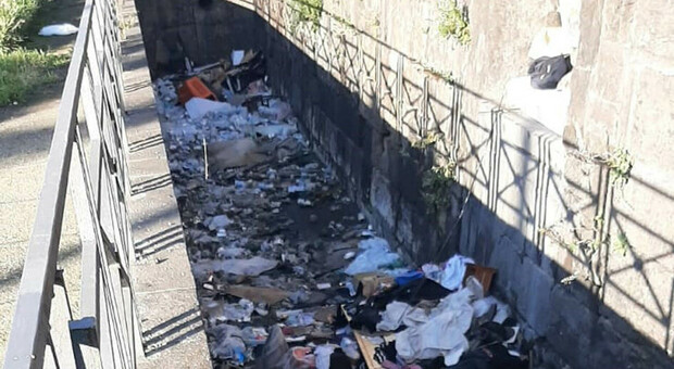 Napoli, la discarica torri Aragonesi: reti contro chi getta rifiuti