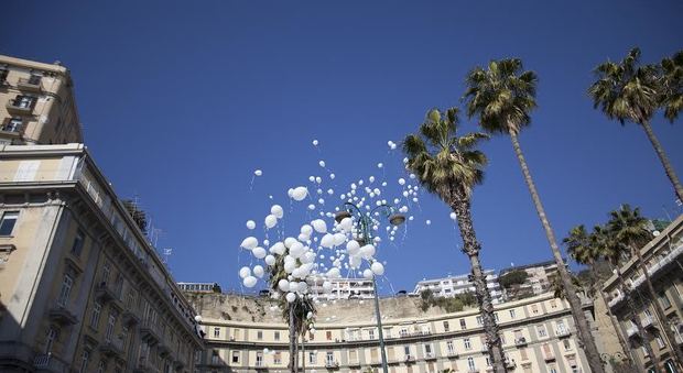 A Napoli lancio di palloncini bianchi per la lotta contro i tumori infantili