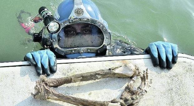 Mummia in Canal Grande, dopo due ore di immersione recuperato il braccio