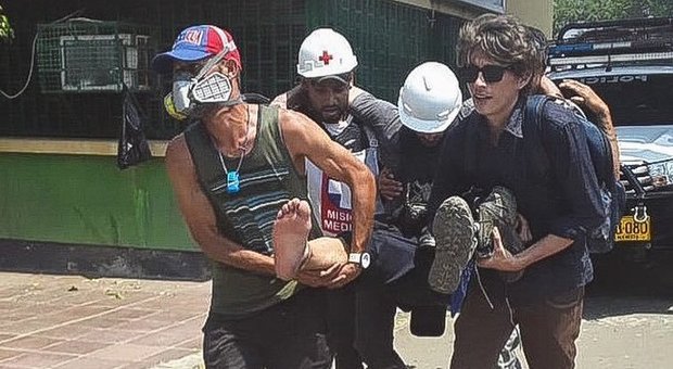 Pareggiani, fotografo italiano ferito in Venezuela: «Sono caduto in un braciere, ma continuavo a scattare»